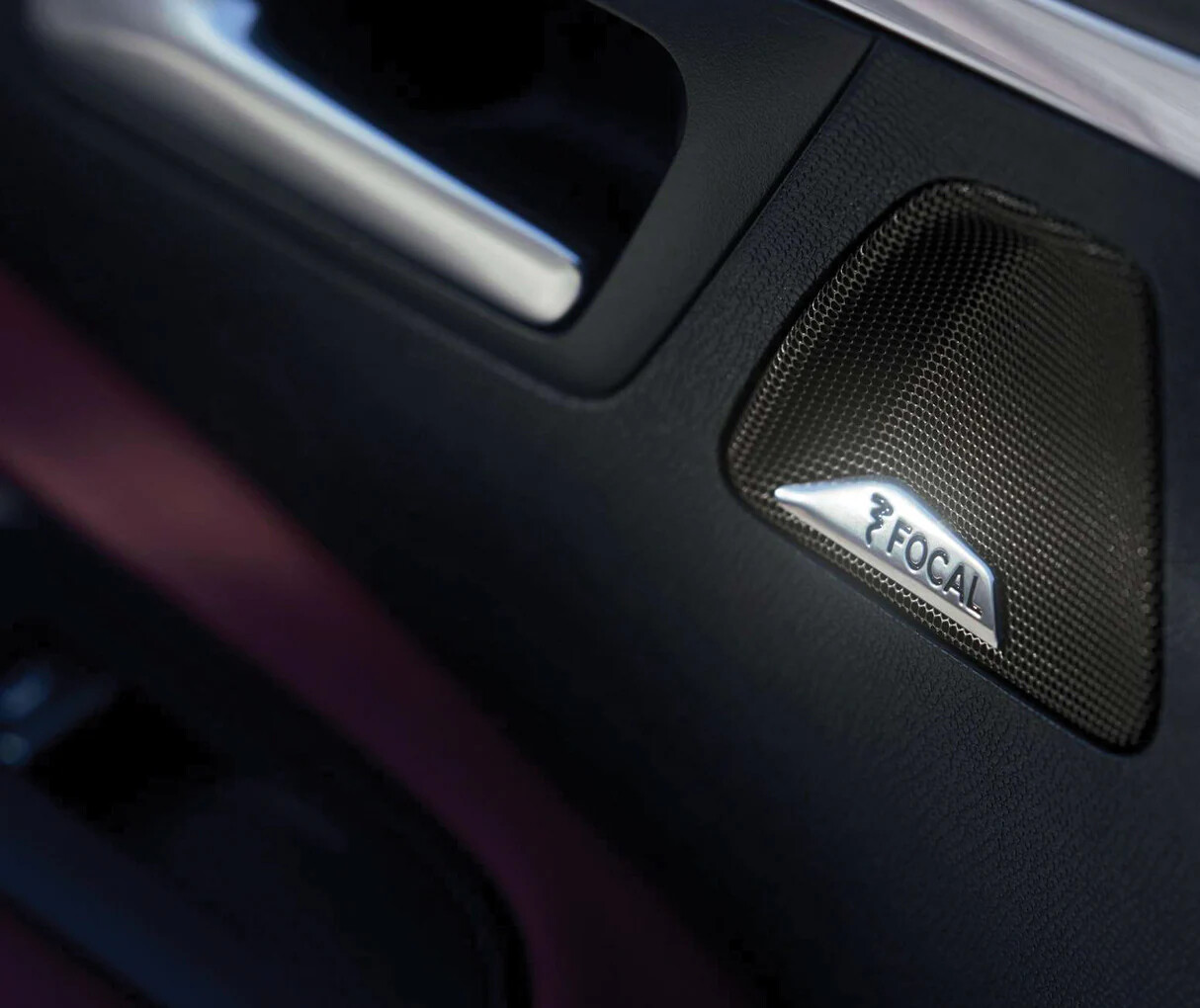 Take full advantage of the premium Hi-Fi sound system by Focal®, offering the pleasure of pure, detailed sound broadcast over the ten integrated speakers, whose central channel and tweeters match the `Bronze Belem` color.