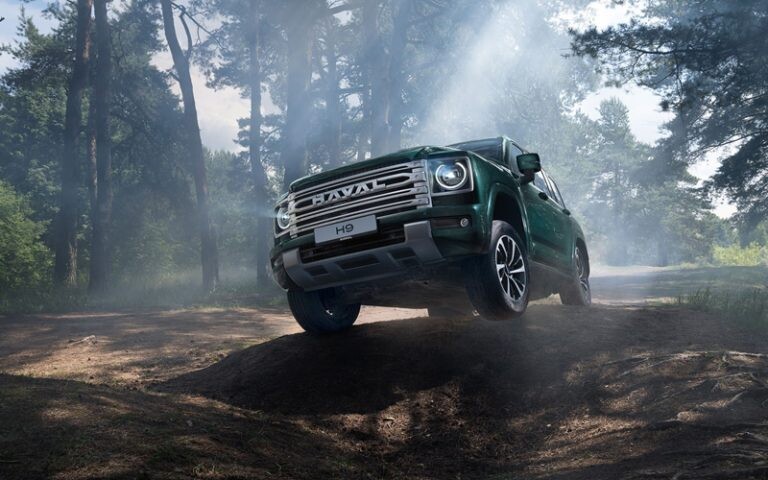 With a rear locking differential, enjoy enhanced traction and stability on challenging terrains, ensuring superior off-road performance in any adventure.