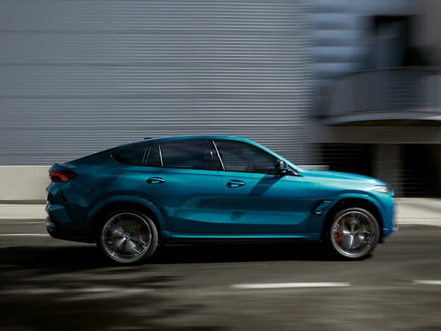 The X6 Sports Activity Coupé makes sport the new standard with BMW TwinPower Turbo engines – an inline 6-cylinder enhanced with the latest 48V mild-hybrid technology in The X6 xDrive40i and a V-8 engine in the M60i with available M Sport Exhaust System. Plus, The X6 boasts a standard 8-speed Sport Automatic Transmission for precise shifting.