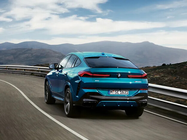 Every X6 includes standard xDrive – the BMW intelligent all-wheel drive system, which automatically distributes power between wheels for optimal traction and control. Adaptive M Suspension, now standard on both the M60i and the xDrive40i, allows you to choose between a more relaxed or sporty drive – while M Sport Brakes are always ready for action with a precise response and a standout look.