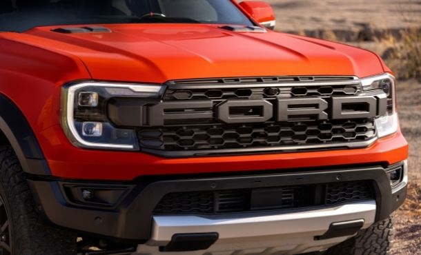 Big block ‘FORD’ letters on the grille signals nothing about Raptor is low-key. Dark accent Matrix LED’s, a chassis mounted bumper and super alloy skid plate stand out front, ready to lead the way