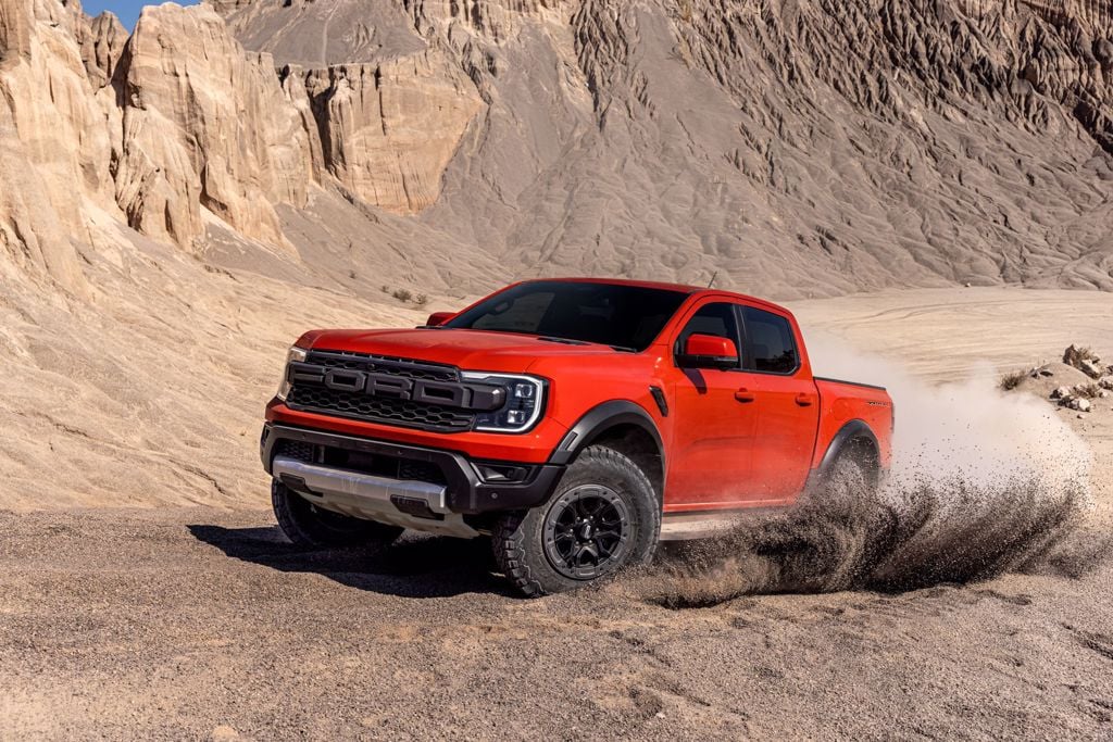 Aggressive 17” off-road alloys fitted with BF Goodrich’s legendary K02 high performance all-terrain tires (T285/70 R17). Sandy Roads or high-speed flats, just get in and go
