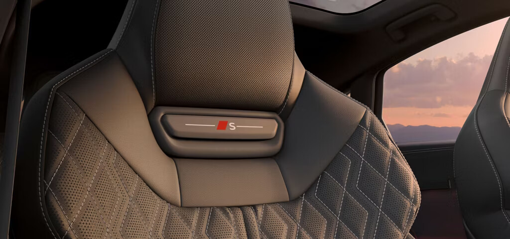 16 loudspeakers fill the interior with 3D sound. These are supplemented by two additional loudspeakers in the driver head restraint and two in the front passenger head restraint. These create personal sound zones for discreet phone calls, subtle navigation instructions or a better 3D experience.