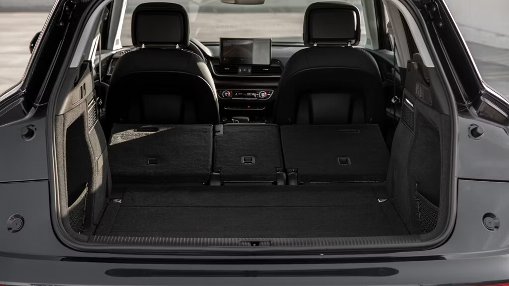 With the 40/20/40 rear split-folding seats, the Audi Q5 offers versatile and abundant cargo space for any trip.