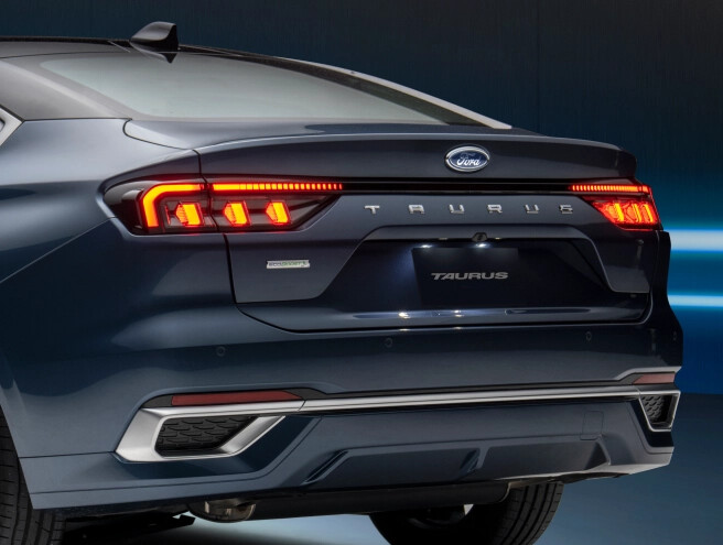 Giving the TAURUS that futuristic appearance, its ﬂush exterior door handles create an exceptionally clean design. Unlike conventional handles, these sit ﬂush to the car’s body, making them appear nearly invisible.