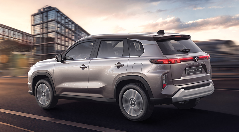 For distinctive and unified look, the front combination lamps and tail lamps feature a 3-point signature design.