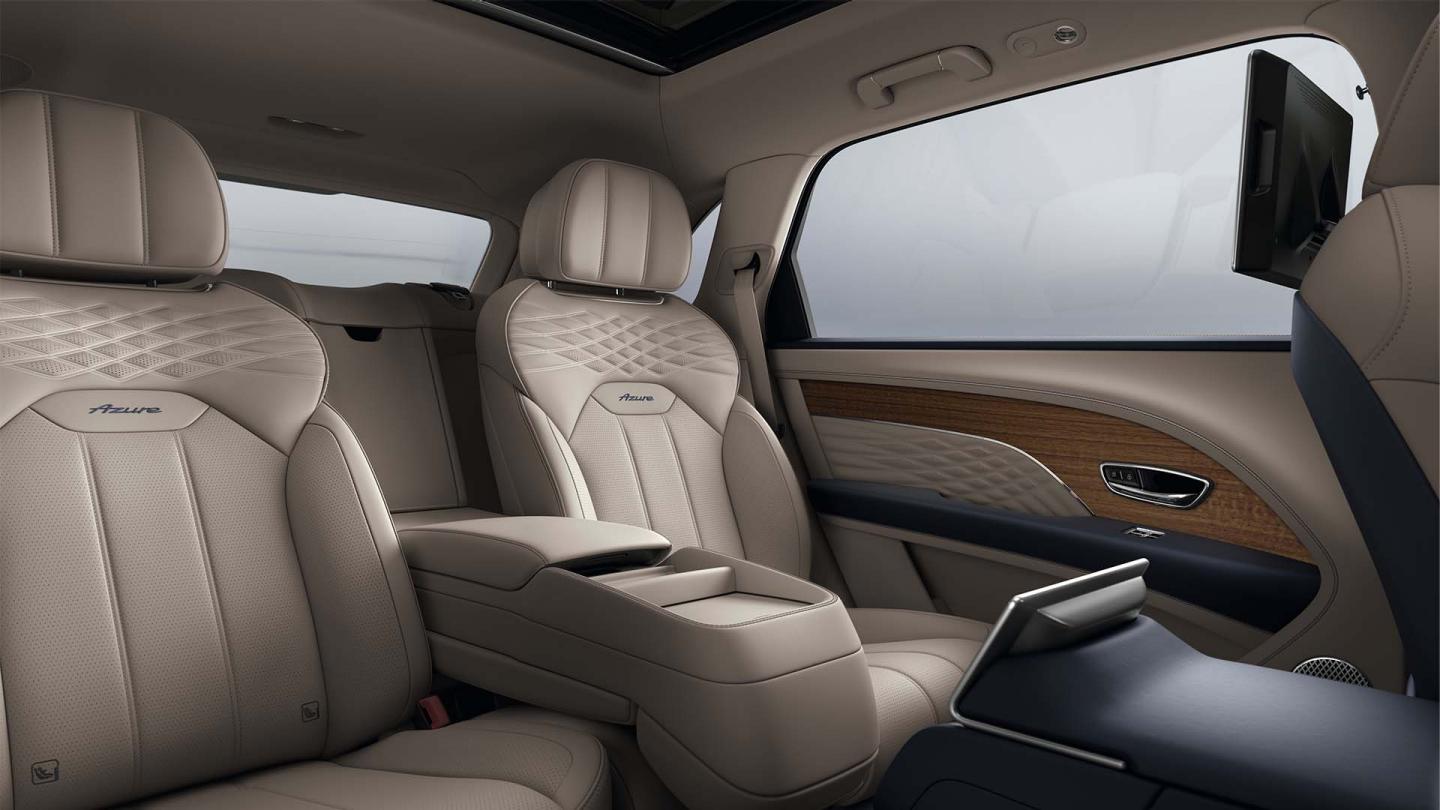 The entire cabin offers a cosseting experience, from the deep pile over mats protecting the floor to the contrast stitching that adds visual definition to the hides.