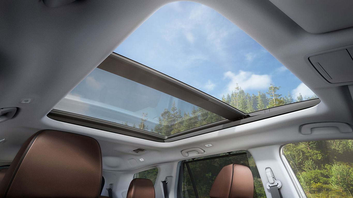 Let the light shine in, enjoy a cool breeze, or simply take in an expansive view of the scenery, all with one simple tap that opens the panoramic sunroof.