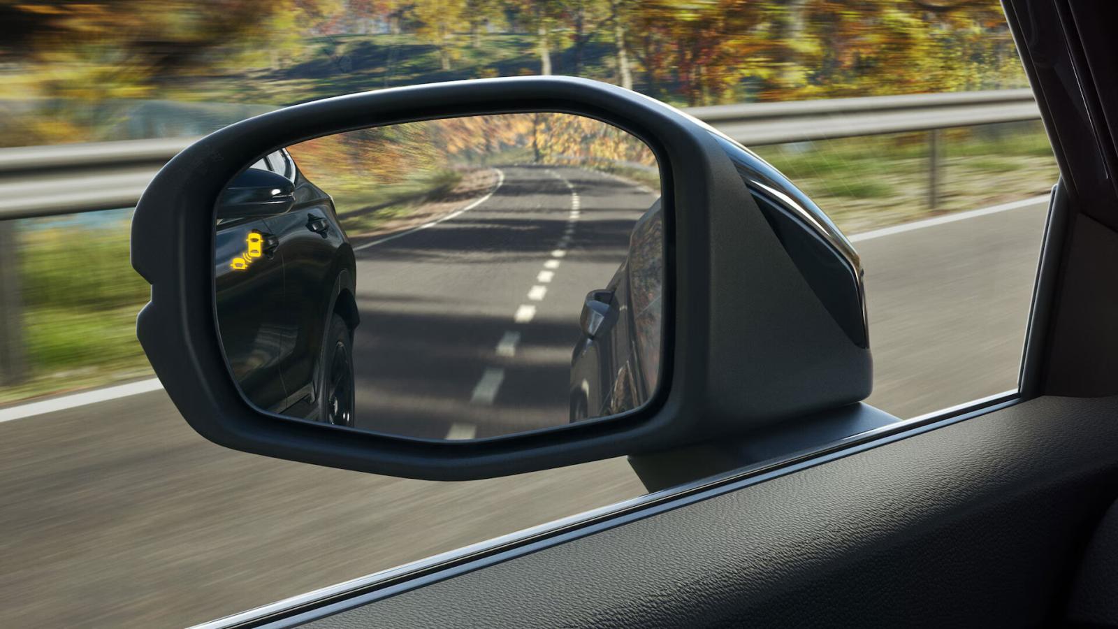 يمكن لنظام معلومات النقطة العمياء اكتشاف وتنبيهك بوجود مركبات على جانب سيارتك CR-V.