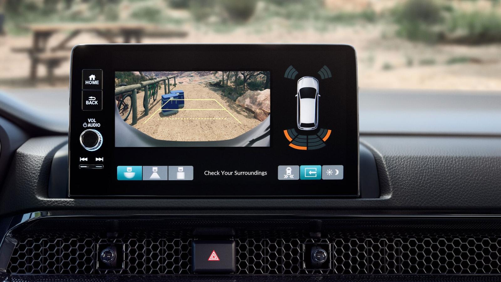 قم بتحويل سيارتك CR-V إلى وضع الرجوع للخلف وستتمكن من الاختيار من بين ثلاث زوايا مختلفة - عادية، ومن أعلى لأسفل، وواسعة - للحصول على رؤية أفضل لما هو خلفك من خلال كاميرا الرؤية الخلفية متعددة الزوايا.