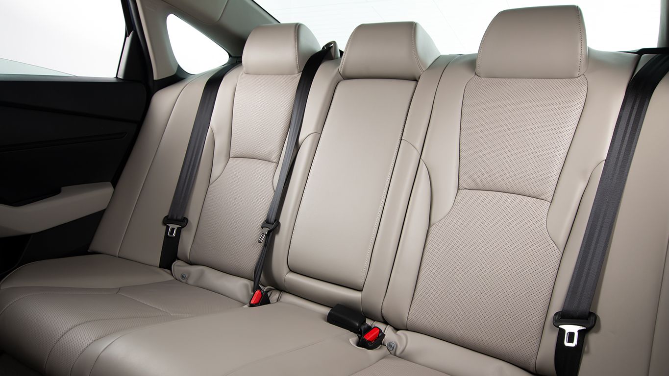 Revel in the sense of space and visibility. Inside the Accord e:HEV, you`ll find a comfortable experience.