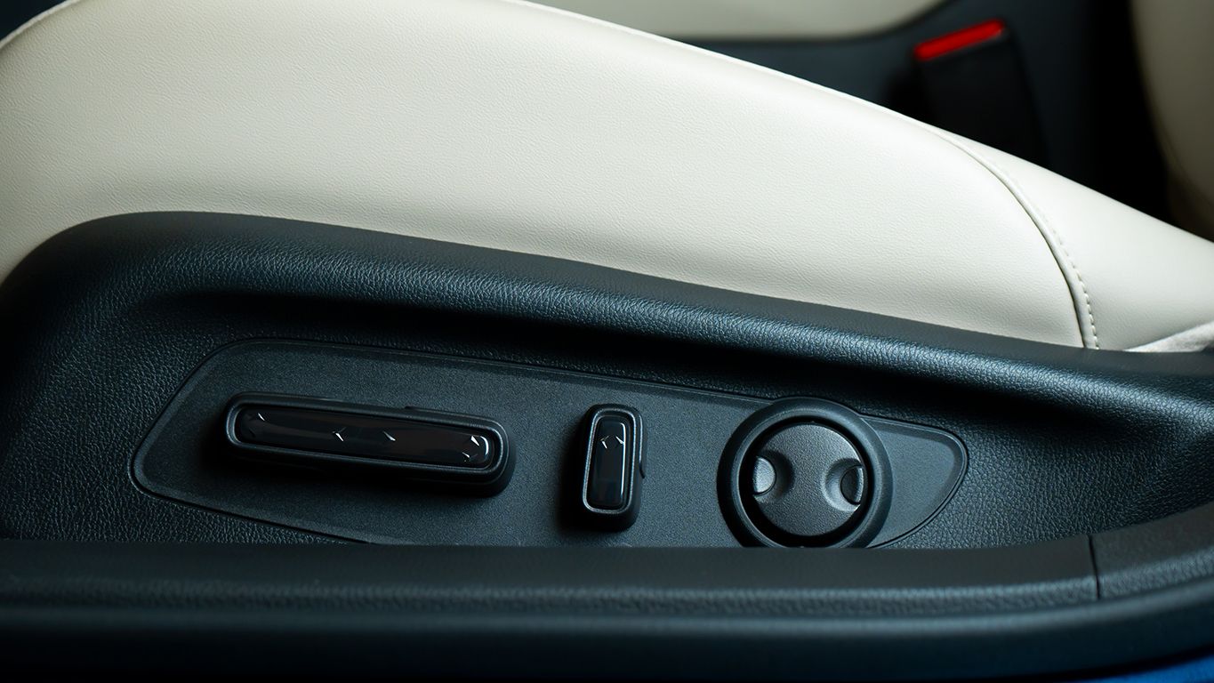 Enjoy an 8-way Powered Driver Seat with memory and Lumbar Support for ideal comfort. You can adjust the seats to a comfortable position without physically moving any levers.
