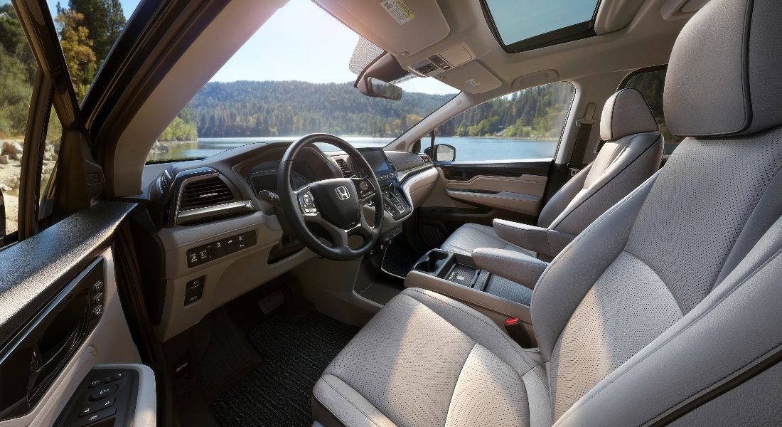 Full color and an interactive 8-inch Display Audio Touch Screen, start stop button, ventilated seats and new Push Button gear selector.