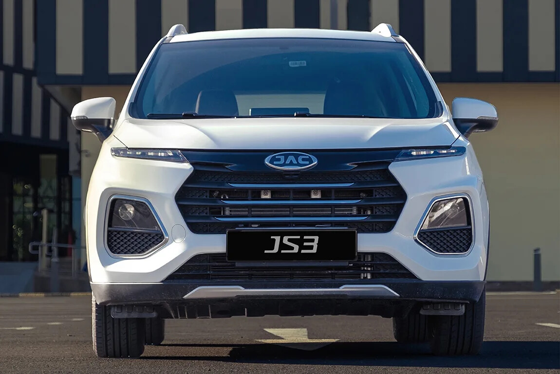 The front end is complemented by LED headlights and daytime running lights that enhance visibility and add a premium touch.