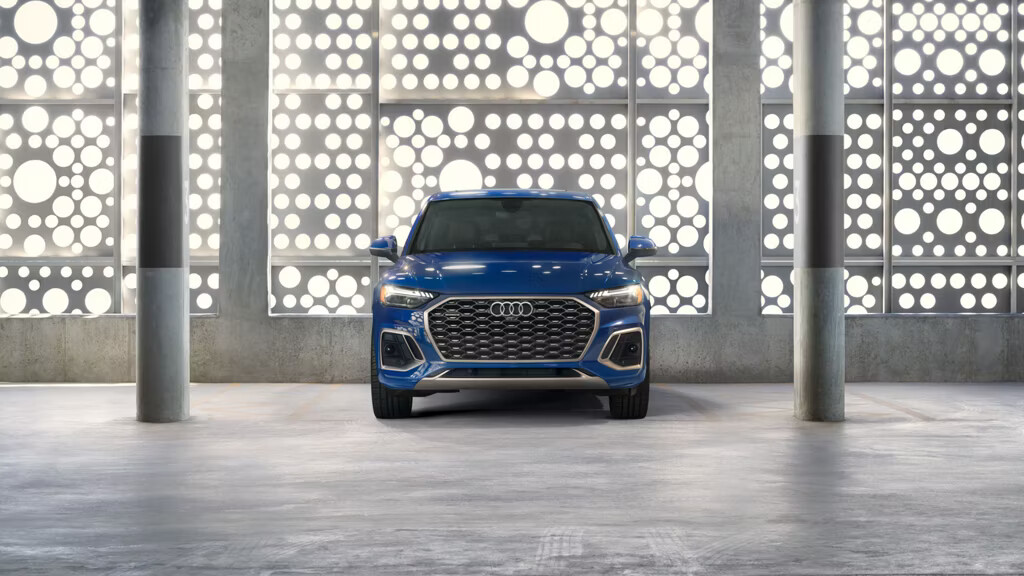 Get optimal visibility day or night. Standard LED headlights include signature Daytime Running Lights, or opt for the Matrix-design LEDs for a stunning effect.