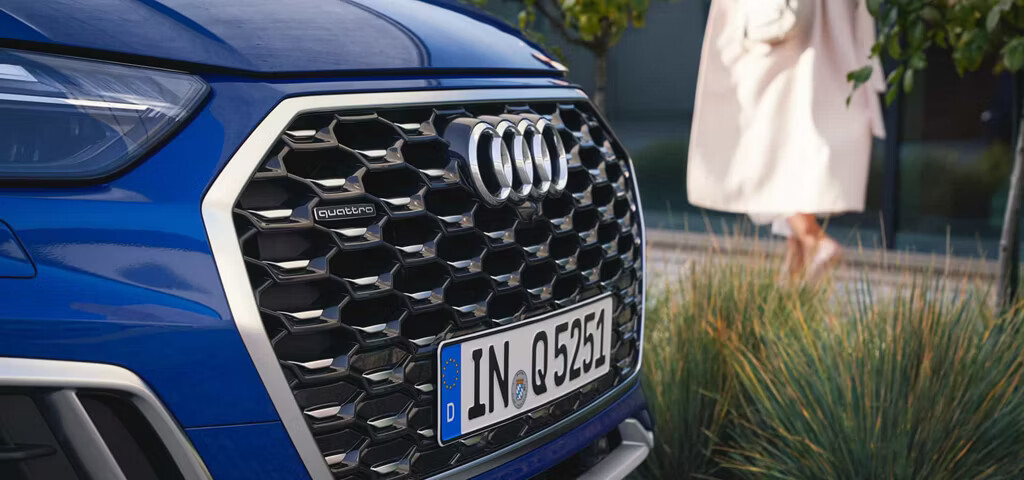 The front of the Audi Q5 Sportback, with its striking air intakes and flat, wide Audi single frame in a honeycomb look, is a sign of self-confidence that is second to none.