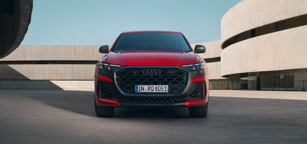 Large air inlets and the RS-specific Single Frame in honeycomb look dominate the front view. Elements in matt carbon and darkened matrix LED headlights create thrilling contrasts.
