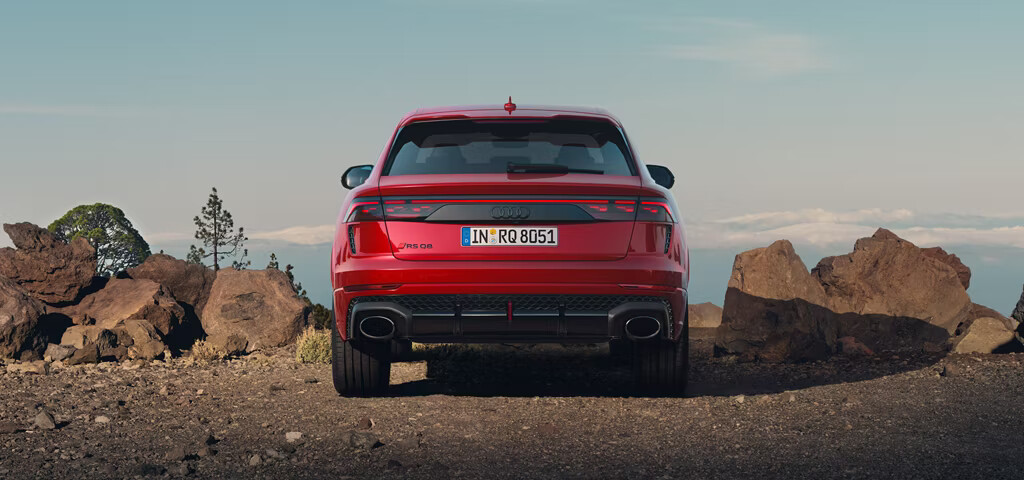The flared wheel arches make the powerful rear end particularly prominent. RS-specific design underlines the extrovert character – among other things with the bumper, including accents in matt carbon. The crowning glory of the rear end is the RS-specific roof edge spoiler in body color.