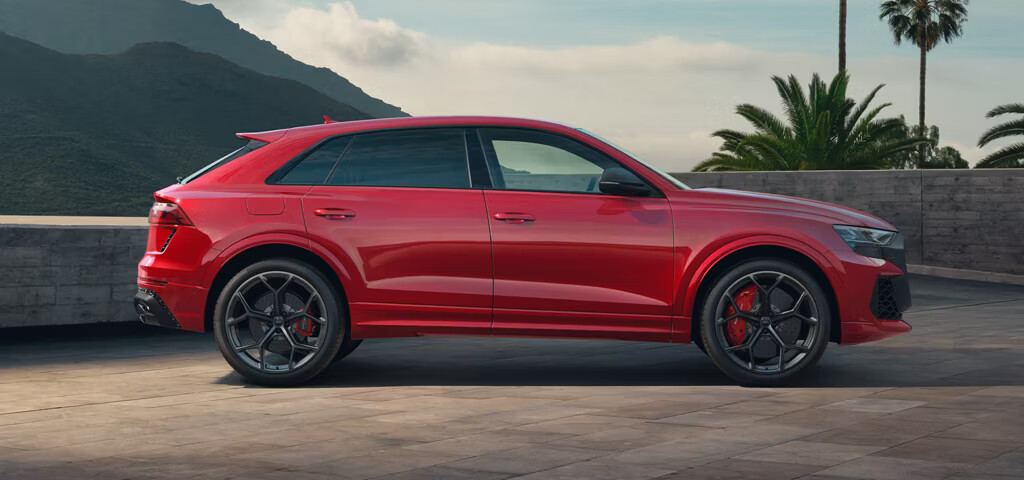 The exterior mirror housings can be selected in black or optionally for an extra charge in matt carbon, body color. The entry LED radiates exclusivity: an “RS performance” logo is projected onto the ground when the doors are opened.