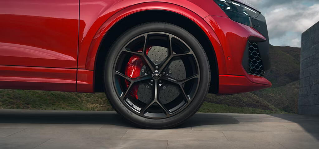 The 23-inch alloy wheels in 5-Y-spoke design in matt black were developed exclusively for the new Audi RS Q8 performance. The range of wheels includes further designs for 22- and 23-inch wheels.
