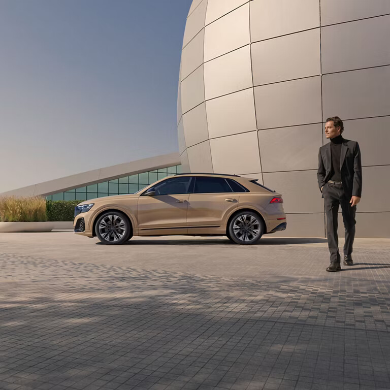 The Audi Q8 owes its elegant appearance above all to its coupé silhouette with sloping roof line. This makes the vehicle look flatter and more dynamic. With model designation including engine type laser-engraved on the B-pillar.