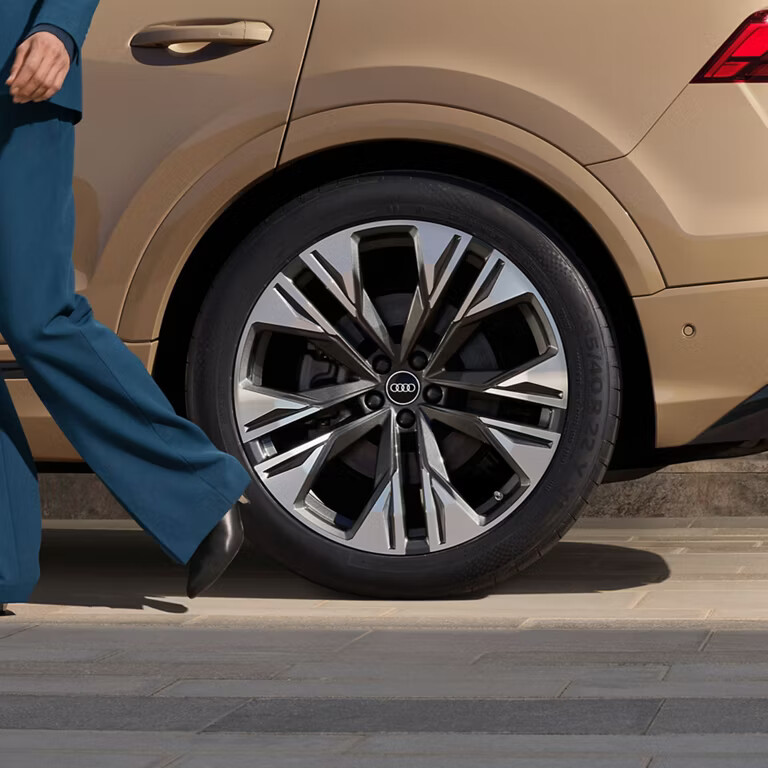 The impressive optional 22-inch alloy wheels, graphite grey, gloss turned finish in 5-twin-arm design add to the progressive aesthetics of the Audi Q8. Further wheels also available in 23-inch as an option.