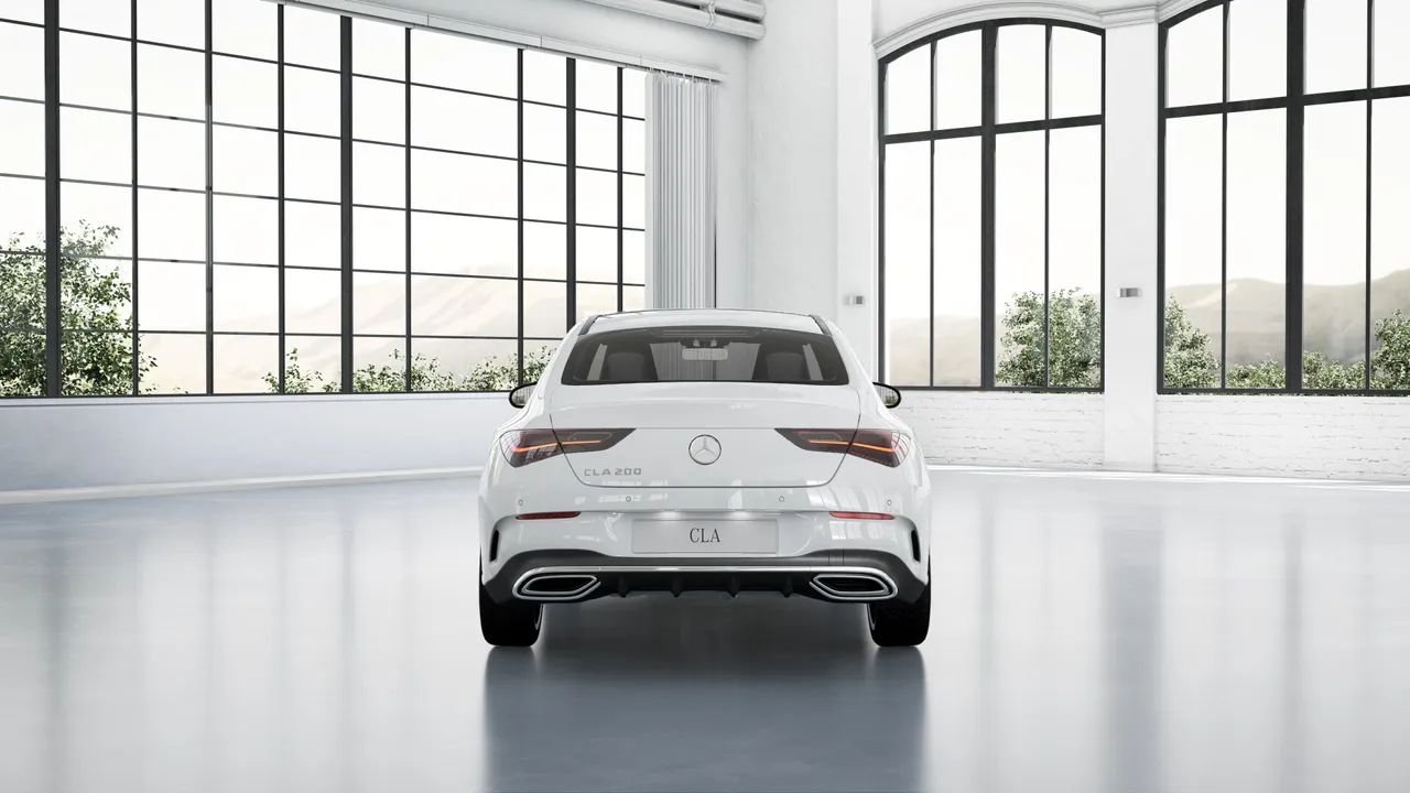 يتناغم الشكل الرياضي لسيارة CLA كوبيه مع الجزء الخلفي الرياضي والأنيق لسيارة GT. يُبرز المصد الخلفي بتصميمه الجديد للناشر والمصابيح الخلفية الجديدة بتقنية ليد بالكامل المظهر الواثق، بتصميم عصري ومتطور.
