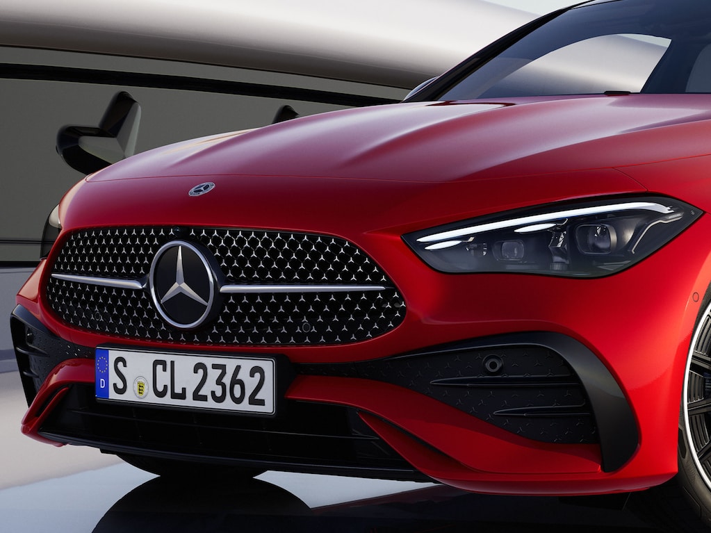 تتميز الواجهة الأمامية المعبرة بقبابها القوية على غطاء المحرك، مما يخلق صورة عامة رياضية وشخصية.