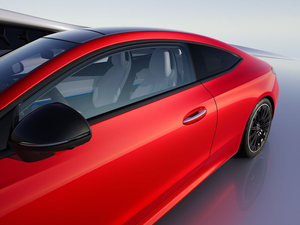 يُبرز الجمع بين حزام الأمان المرتفع والأبواب بدون إطارات والنوافذ الجانبية المنخفضة الطابع الرياضي للسيارة الكوبيه بشكل جذاب. وتكتمل الصورة العامة بتفاصيل جمالية رائعة، مثل شرائط الزينة عالية الجودة من الكروم والمرايا الخارجية المثبتة على دعامات.