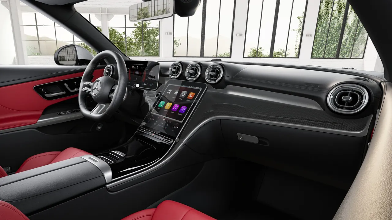 The new CLE Cabriolet is equipped with the AVANTGARDE interior as standard. The instrument panel and beltlines in ARTICO man-made leather in nappa look lend the interior an individual and exclusive touch.