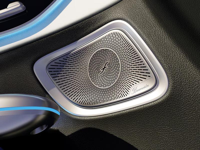Immerse yourself in the sound experience: the Burmester® 3D surround sound system ensures high-quality sound on the front and rear seats. Elegant metal speaker covers with Burmester® lettering create elegant accents and enhance the interior. The additional speakers integrated in the front seats optimize the ambient sound.