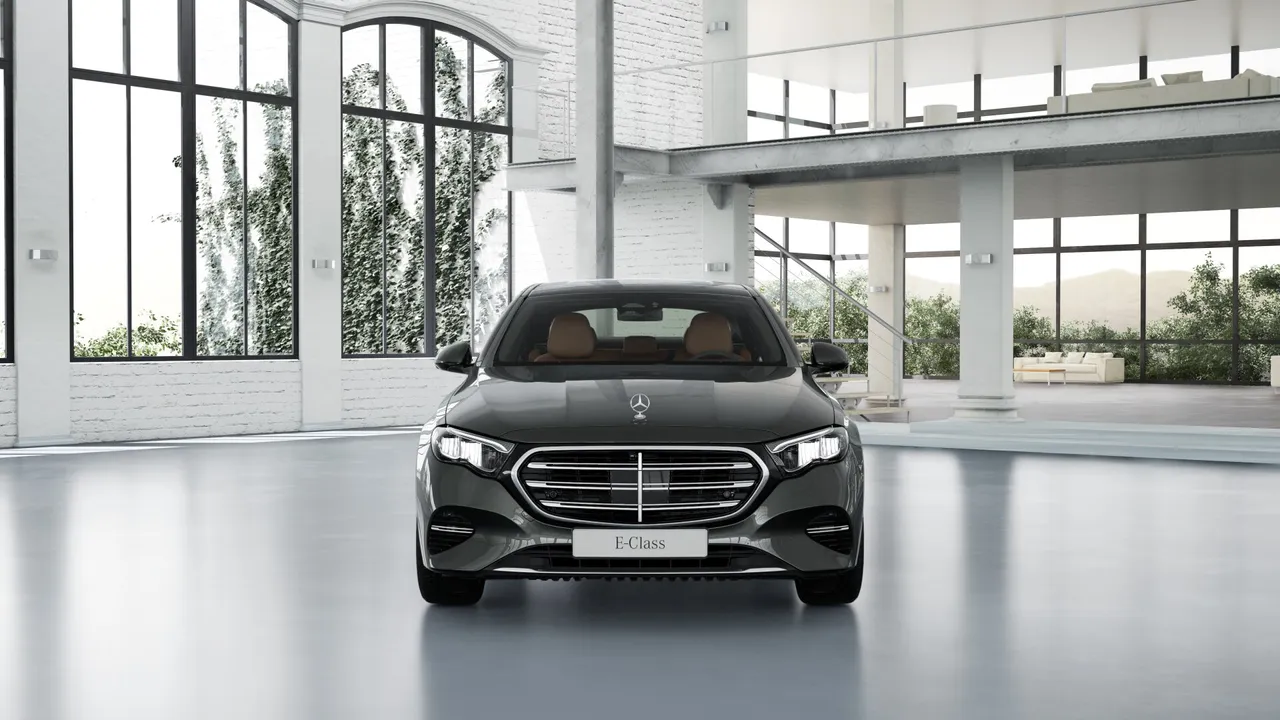 تجمع الفئة E بين التقليد والحداثة في تصميم أنيق: الأشكال المتدفقة والنسب الديناميكية والإبرازات المبتكرة مثل غلاف المبرد المضيء تجسد المظهر دون فقدان الشخصية الفريدة للسيارة الصالون الأسطورية.