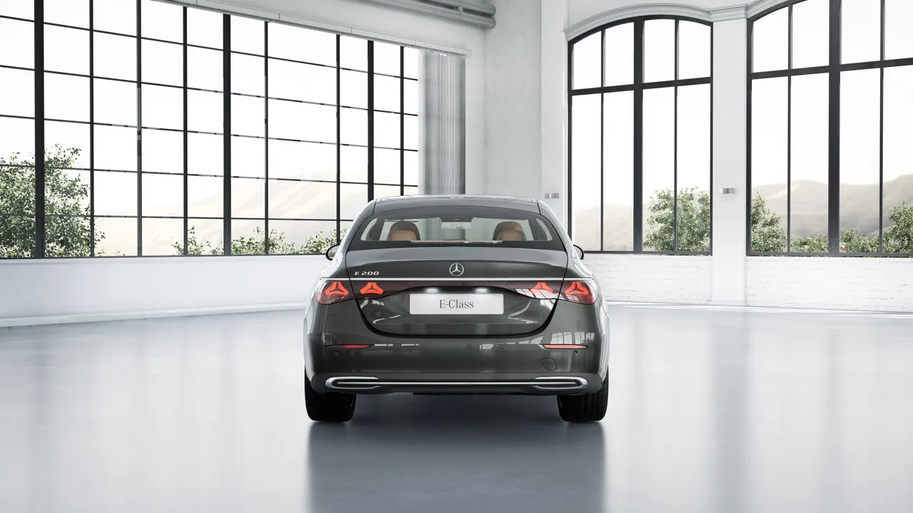 يُضفي الجزء الخلفي الأنيق من سيارة الفئة-E لمسةً مميزة. تُبهر المصابيح الخلفية ليد المُقسّمة بتصميمها المُبتكر، خاصةً في الظلام. مُتصلة بشكلٍ مُتماسك في المنتصف، تُبرز عرض الجزء الخلفي، وتُبهر الأنظار بتصميمها الليلي والنهاري المُتألق. إنها سيارة مرسيدس-بنز الفئة-E لا تُخطئها العين.