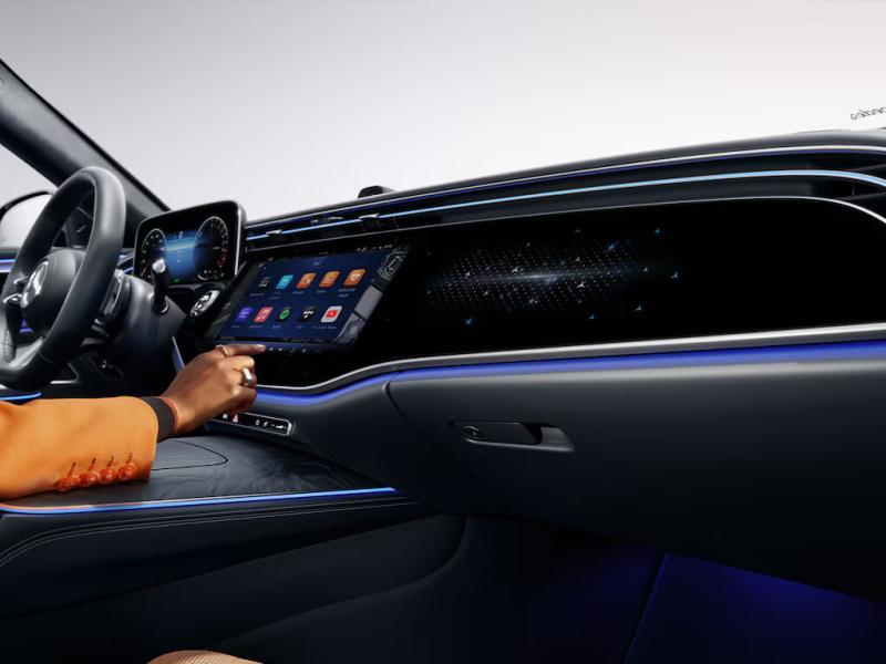 يقدم الجيل الأحدث من نظام MBUX العديد من الوظائف والخدمات الجديدة، بالإضافة إلى فرص تفاعلية بينك وبين سيارتك الفئة E. تُشكّل جميع الشاشات (شاشة الراكب عند الطلب) تجربة جمالية متكاملة، ويمكن تخصيصها بأنماط وأوضاع وألوان العرض.