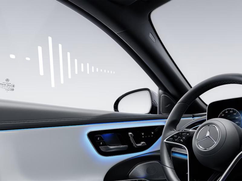 صوت الصمت: مع باقة `الراحة الصوتية`، تسعى الفئة E جاهدةً لتوفير عزل صوتي مثالي. يضمن الزجاج العازل للصوت وتدابير العزل الإضافية في هيكل السيارة هدوءًا داخليًا فائقًا، مما يوفر تجربة صوتية فائقة في كل رحلة، لتستمتع بالاسترخاء في أي وقت.