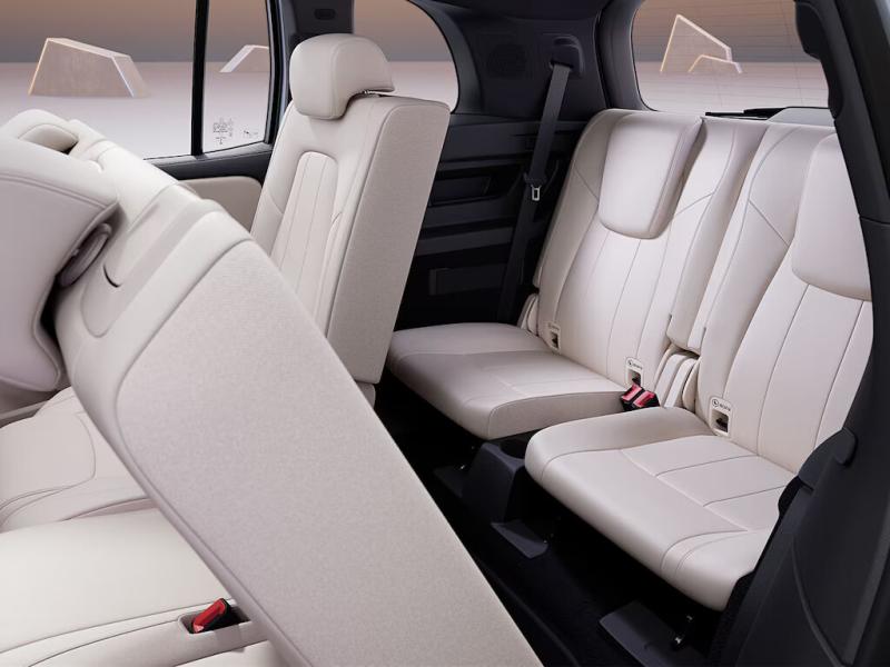 Elegant boarding: To help passengers in the third row of seats board your EQB comfortably and safely, the vehicle is equipped with EASY-ENTRY boarding assist, which allows the second row of seats to move forward and backwards.
