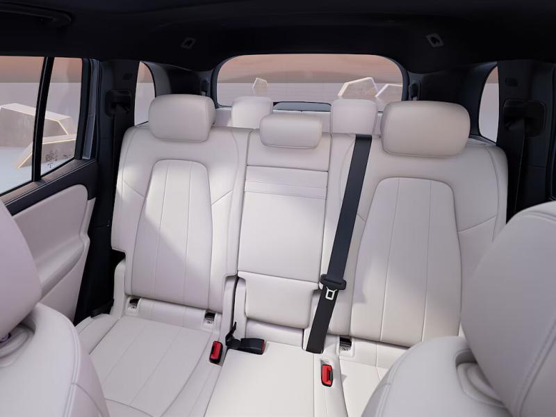 Space for adventure. The flexible third seat row provides comfortable space for up to seven people in the EQB. The generously designed vehicle body with upright windscreen also leaves plenty of room above for all passengers. Enjoy a high level of comfort in your fully electric compact SUV.