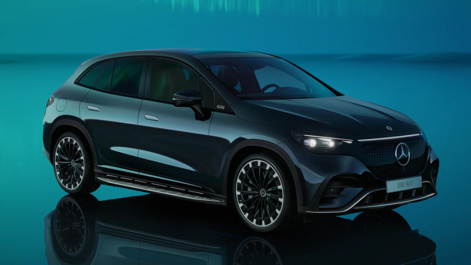 Discover the highlights of the EQE SUV`s exterior design with two different equipment lines - Electric Art Line and AMG Line. The elegant, dynamic Purpose Design gives the EQE SUV an innovative look in the style of the Mercedes-Benz models, setting new standards for the design idiom of electric mobility.