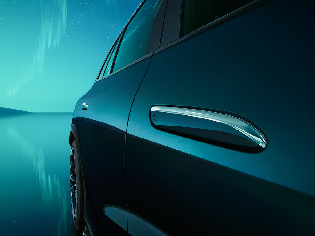 Short overhangs, a long wheelbase and standard 48.3 cm (19-inch) light-alloy wheels add up to sporty proportions in an SUV format. The optimized Purpose Design with generous surfaces combines a large amount of space with aerodynamic efficiency, innovative design idiom and high-quality details.