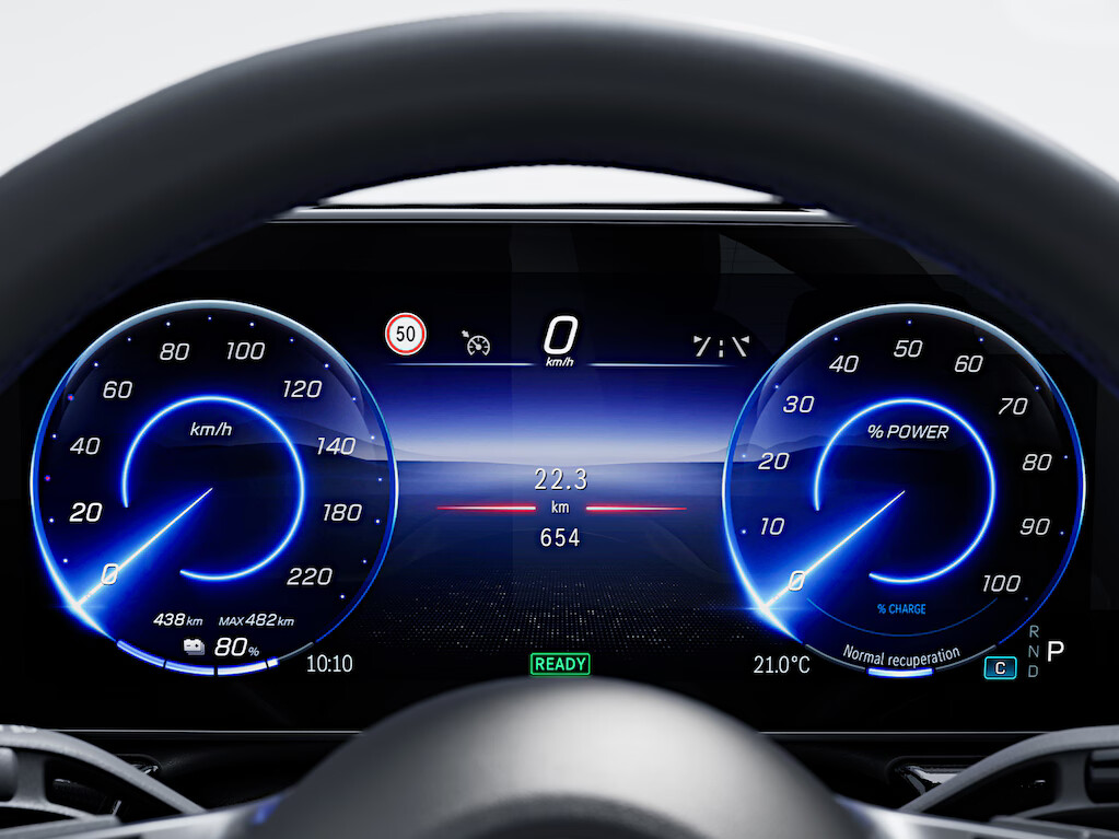 Four driving modes selectable via DYNAMIC SELECT adapt the drive characteristics to your wishes. COMFORT as standard supports comfortable driving, while SPORT stands for dynamism. ECO emphasizes a particularly efficient driving style, while OFFROAD brings advantages on unpaved roads, inclines and off-road.