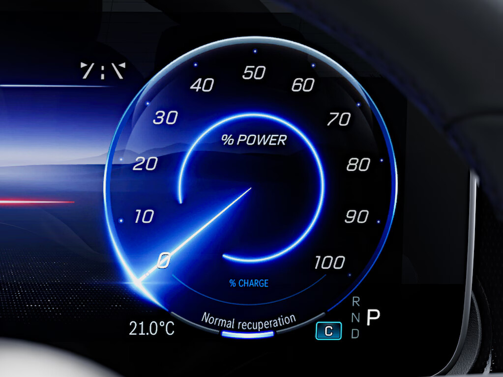 To increase the electric range, the electric motors of the EQE SUV can convert kinetic energy into electric energy (recuperation). The steering wheel shift paddles can be used to select between different recuperation levels and driving modes that define the level of energy recovery.
