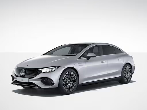 Even at first glance, it is clear that the EQE embodies a new era. The main characteristic feature is the striking one-bow design - a coupé-like shoulder line that flows sweepingly from the rear to the front, emphasizing typical EQ features such as the three-dimensional Mercedes-Benz star pattern on the front.