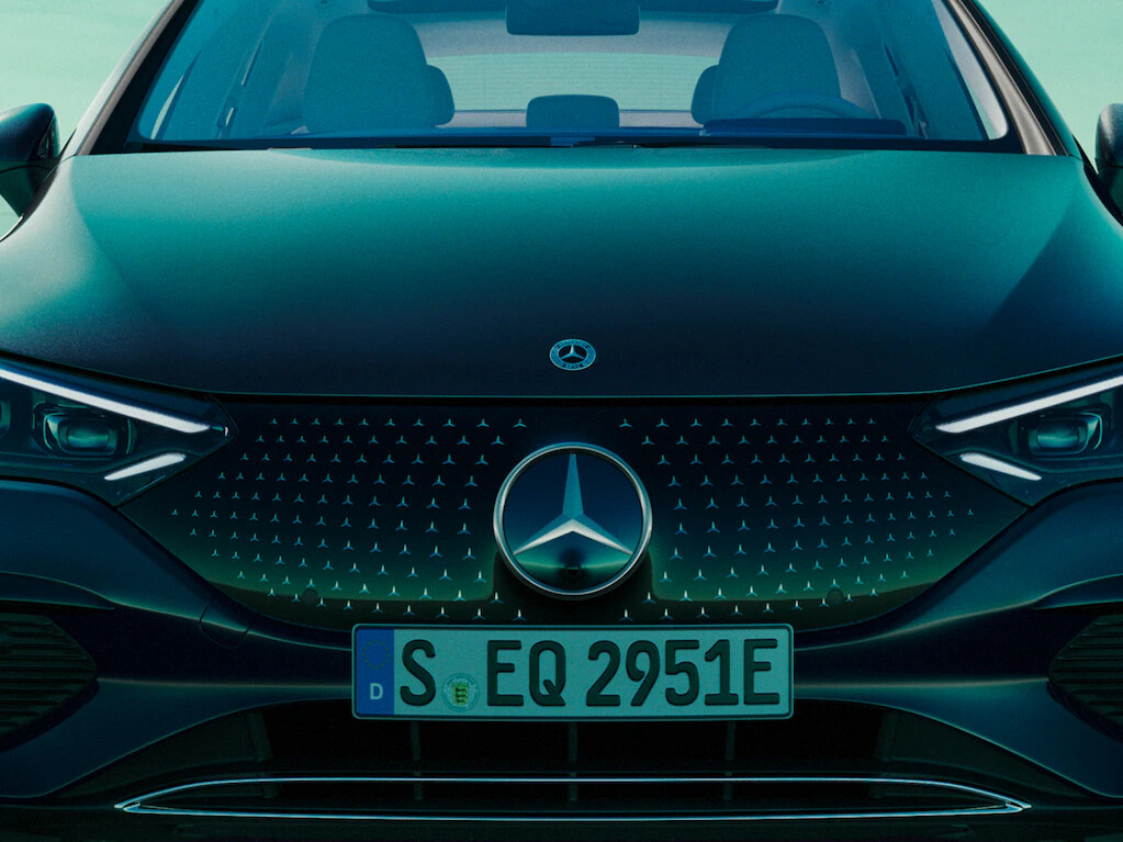 Your assurance of an impressive appearance: the Black Panel radiator grille of your vehicle features finely drawn Mercedes stars. Especially when viewed up close, this confirms your attention to detail.