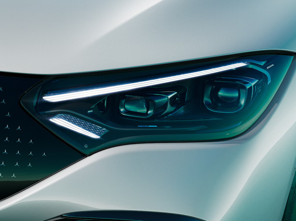 Intelligent foresight: the optional DIGITAL LIGHT headlamp technology with projection function acts in an anticipatory manner, adapting to the course of the road and the traffic situation.