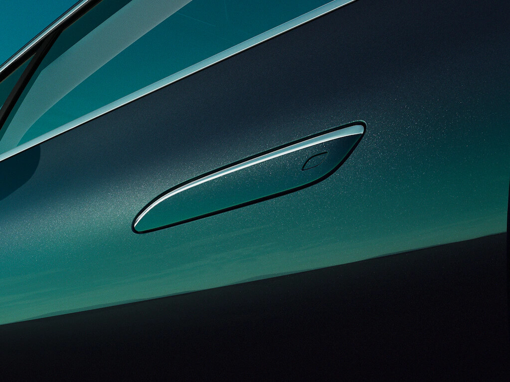 These door handles blend seamlessly into the vehicle`s bodywork and round off the elegant appearance of your EQE Saloon. The handles extend automatically when you are in the immediate vicinity of the vehicle to unlock it. As soon as you lock the vehicle or drive off, the handles retract.