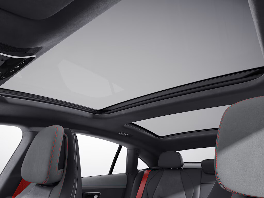 Open or closed the panoramic sliding sunroof gives you a wonderful feeling of freedom and a pleasantly bright ambience in the interior.