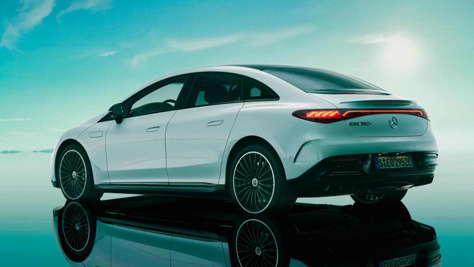 A special highlight at the rear are the innovatively designed rear lights: their inner workings take the form of a curved and illuminated 3D helix.
