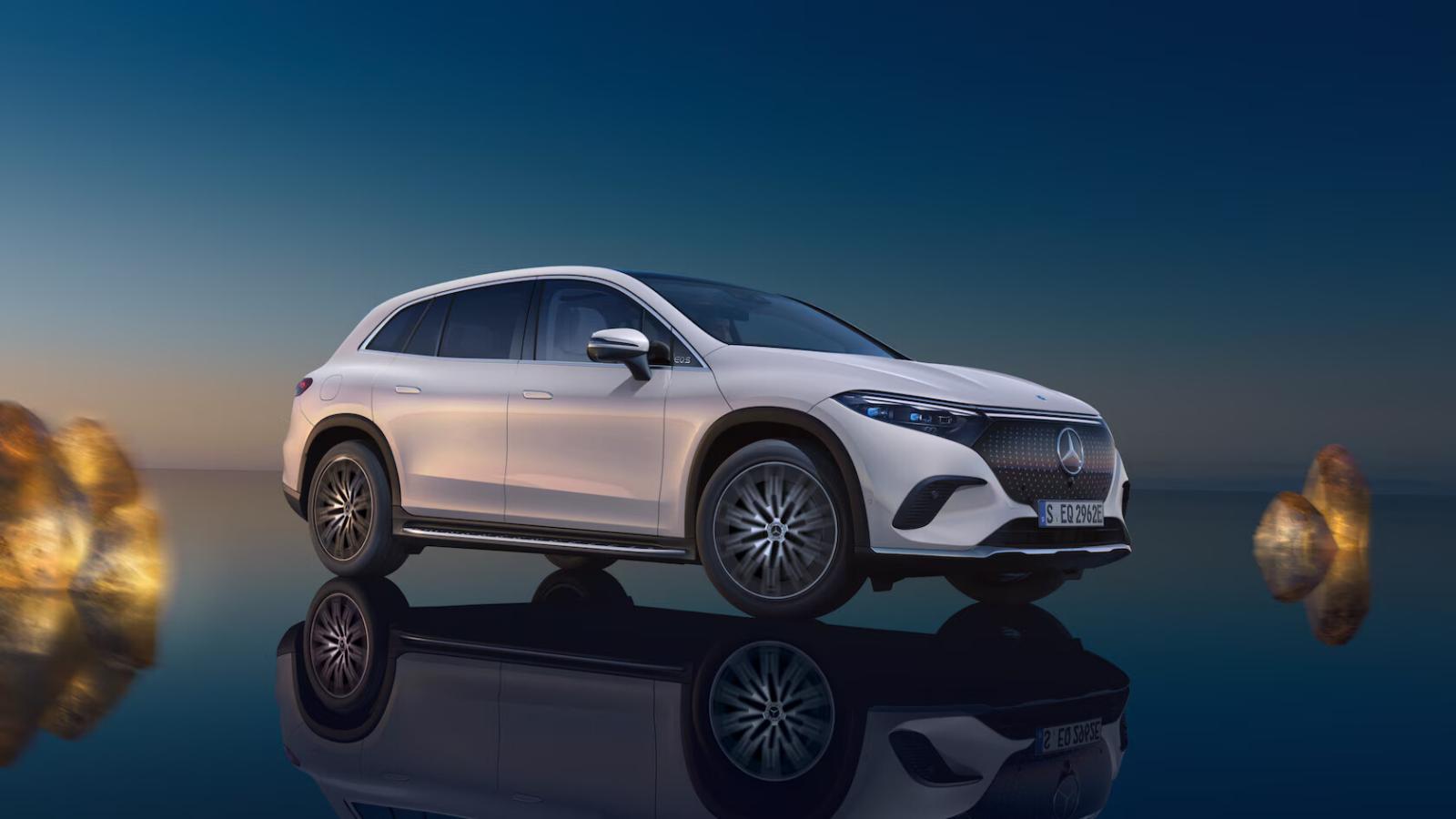 Find out more about the exterior highlights of the EQS SUV from Mercedes-Benz. Different equipment lines give the vehicle its very own character - from extensive standard equipment to Electric Art and AMG Line. Common to all variants is aerodynamic optimization down to the smallest detail: clearly recognizable, the flush door handles contribute to the overall efficiency of the vehicle. But the outside mirrors and the illuminated running boards have also been optimized with regard to wind resistance.
