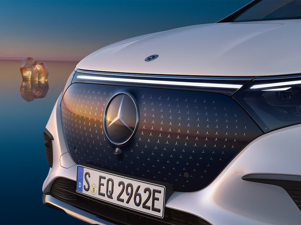 Your assurance of an impressive appearance: the Black Panel radiator grille of your vehicle features finely drawn Mercedes stars. Especially when viewed up close, this confirms your attention to detail.
