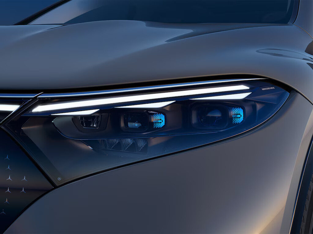 With DIGITAL LIGHT you experience brilliant lighting conditions. This HD system works like a projector and reacts to changing conditions of traffic, road or weather with constantly adjusted light and additionally fascinates with its projection functions.